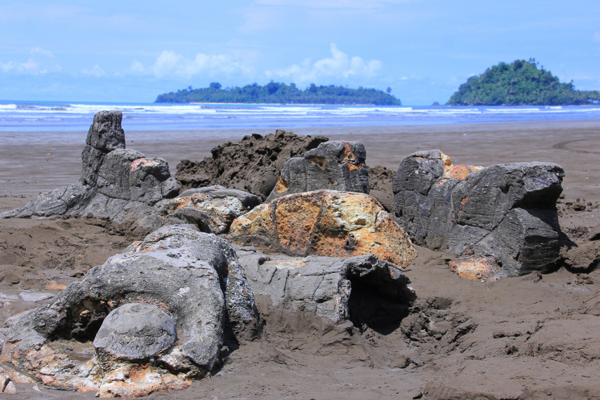 Pantai Air Manis - Padang